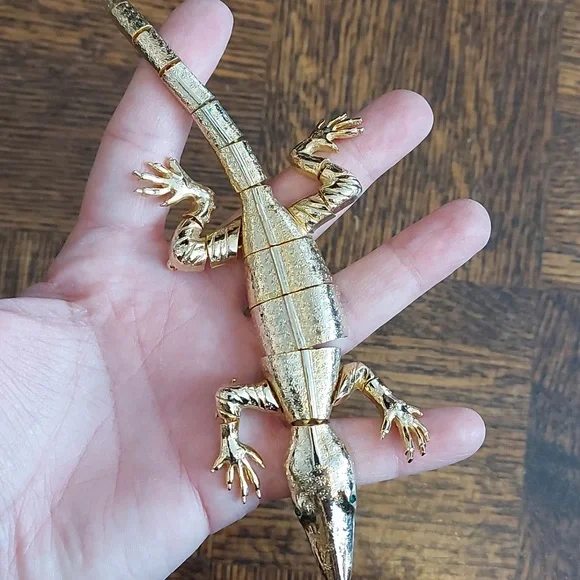 Unlabelled large gold tone articulated crocodile brooch w green eyes - Picture 4 of 4